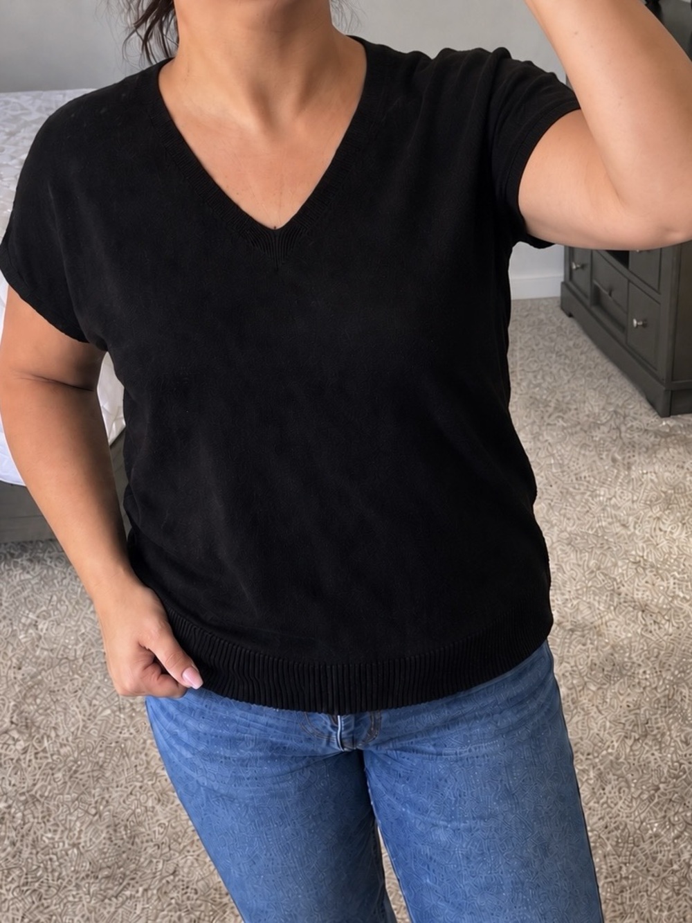 Cynthia Rowley V-Neck Sweater in Black Size Medium Like New